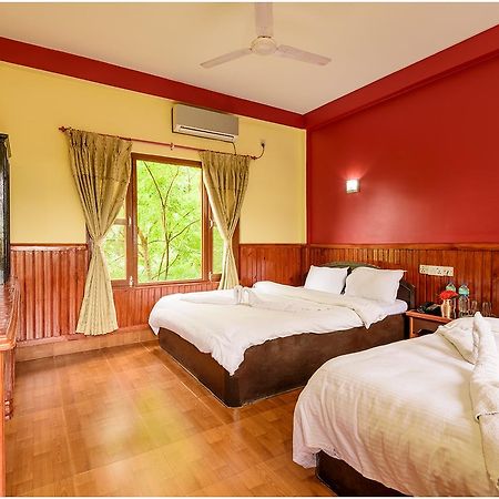 Hotel Nature Heritage Chitwan Bagian luar foto