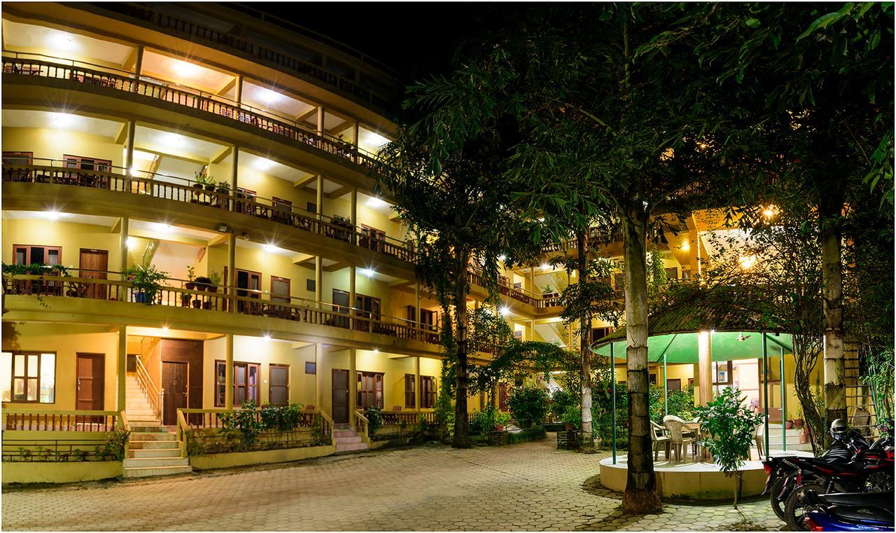 Hotel Nature Heritage Chitwan Bagian luar foto